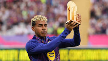 Lamine Yamal zeigt die Kopa-Trophäe