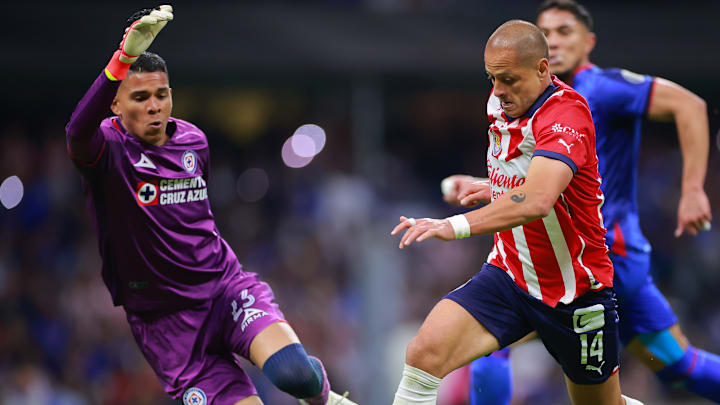 El arquero de Cruz Azul, el colombiano Kevin Mier, y Javier 'Chicharito' Hernández de Chivas durante el Clausura 2024.