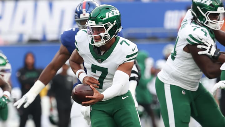 Aug 16, 2025; East Rutherford, New Jersey, USA; New York Jets quarterback Justin Fields (7) hands the ball off during the first quarter against the New York Giants at MetLife Stadium. Mandatory Credit: Vincent Carchietta-Imagn Images
