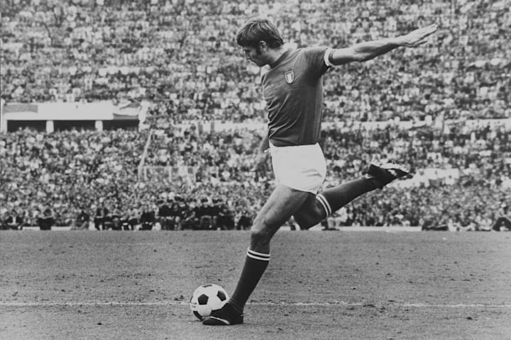 Giacinto Facchetti kicking a ball.