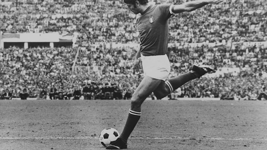Giacinto Facchetti kicking a ball.