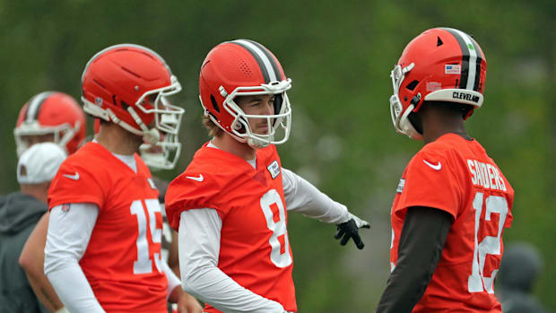 Cleveland Browns quarterback Kenny Pickett gestures to rookie Shedeur Sanders during an NFL practice at the Cleveland Browns 