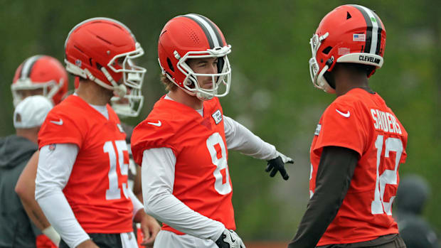 Cleveland Browns quarterback Kenny Pickett gestures to rookie Shedeur Sanders during an NFL practice at the Cleveland Browns 