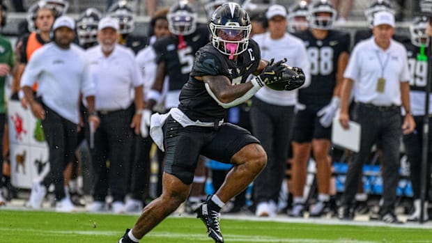 UCF Knights running back RJ Harvey (7) rushes vs. the New Hampshire Wildcats.