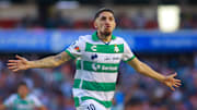 El jugador Diego Valdés celebra un gol con Santos Laguna.