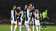 Jugadores de Rayados de Monterrey celebran un gol.