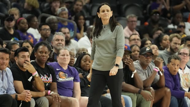 A photo of Sandy Brondello coaching against Phoeni