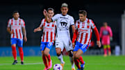 Isaac Brizuela pelea un balón ante Favio Álvarez.