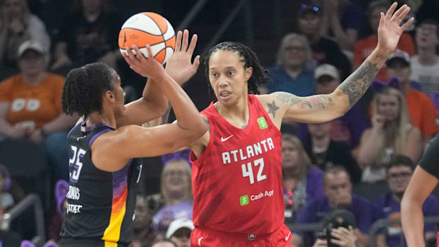 A photo of Alyssa Thomas being defended by Brittney Griner