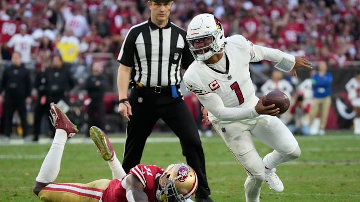 Arizona Cardinals quarterback Kyler Murray (1) escapes from San Francisco 49ers safety Tashaun Gipson Sr. (31) during the third quarter at State Farm Stadium in Glendale on Dec. 17, 2023.