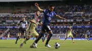 Richard Sánchez en la pelea de un balón.