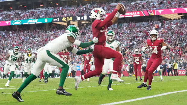 Arizona Cardinals quarterback Kyler Murray (1) runs for a touchdown ahead of New York Jets cornerback Sauce Gardner (1).