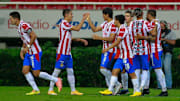 Jugadores de las Chivas del Guadalajara celebran un gol.