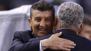 José Manuel "Chepo" de la Torre greets Víctor Manuel Vucetich before a Liga MX game back in 2020. The two veteran coaches will be back in charge of new clubs in the upcoming Apertura 2024 season.