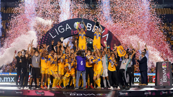 Jugadores de Tigres UANL femenil celebran un tíulo.