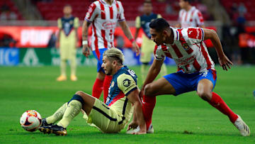 Henry Martin y Sepúlveda en la pelea de un balón.