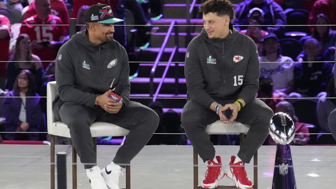 Philadelphia Eagles QB Jalen Hurts (L) and Kansas City Chiefs QB Patrick Mahomes (R)