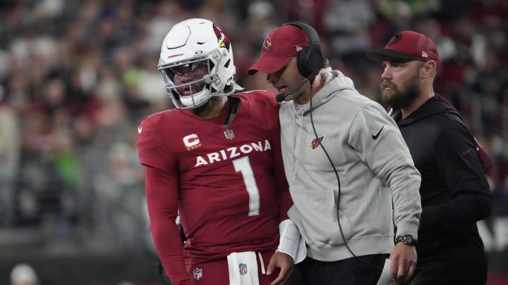 Arizona Cardinals head coach Jonathan Gannon talks with quarterback Kyler Murray (1) during the fourth quarter against the Seattle Seahawks at State Farm Stadium in Glendale on Jan. 7, 2024.