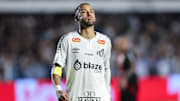 Neymar iniciou entre os titulares neste domingo (9)