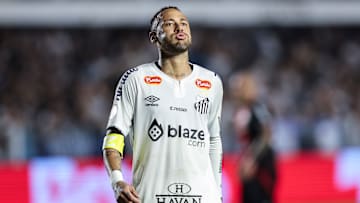 Neymar iniciou entre os titulares neste domingo (9)