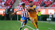 André-Pierre Gignac y Fernando Beltrán en la pelea de un balón.