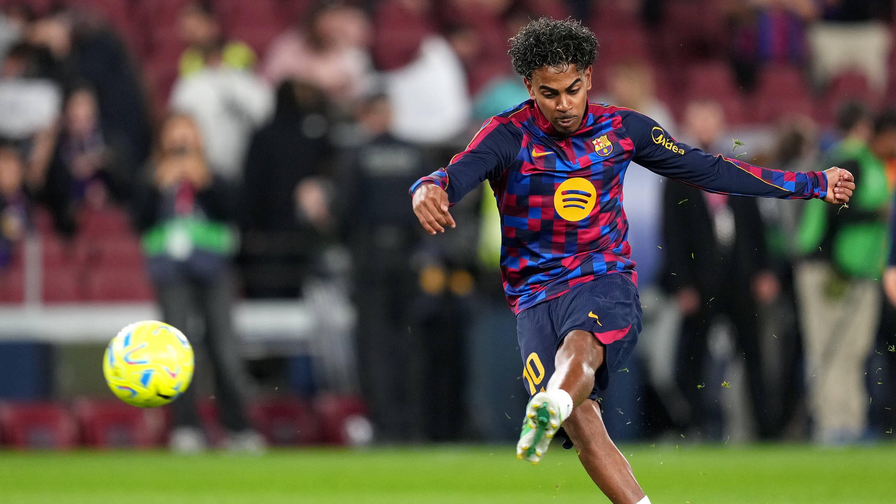 Barcelona send a message with 6-1 rout of Deportivo Alaves
