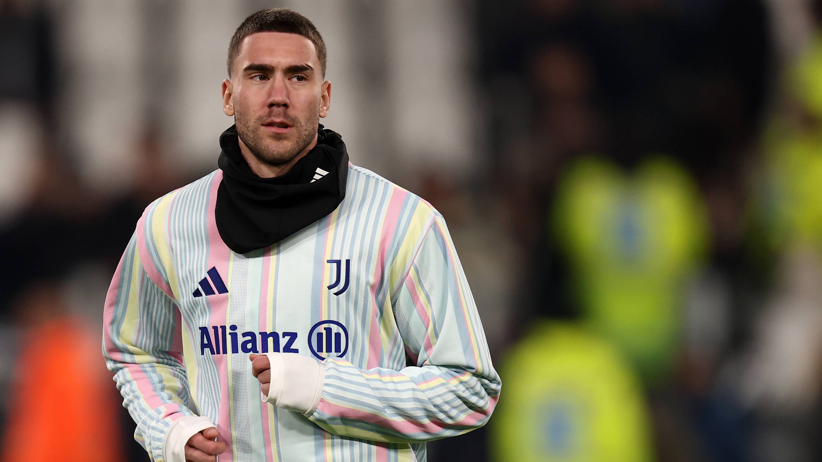 Vlahovic torna a Torino e lavora per rientrare: spiragli per un futuro alla Juve?