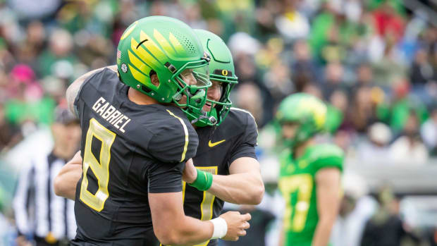 Oregon quarterback Dillon Gabriel congratulates Luke Moga after a touchdown by Mona during the Oregon Ducks’ Spring Game