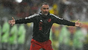 Vítor Pereira conseguiu perder três competições em menos de dois meses de trabalho no Flamengo; parabéns aos envolvidos
