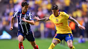 El español Óliver Torres de Rayados y el uruguayo Brian Rodríguez del América durante la final de Ida