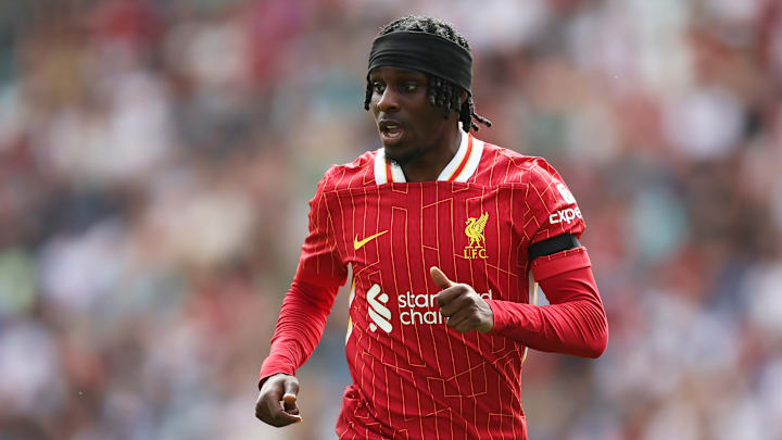 Jeremie Frimpong avec son nouveau maillot de Liverpool Jeremie Frimpong avec son nouveau maillot de Liverpool