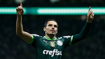 Raphael Veiga deve estar no XI inicial do Palmeiras na Ligga Arena.