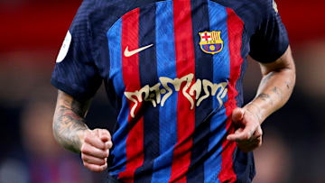 Le maillot du FC Barcelone avec Rosalia il y a quelques saisons