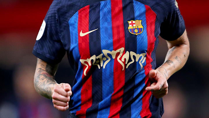 Le maillot du FC Barcelone avec Rosalia il y a quelques saisons Le maillot du FC Barcelone avec Rosalia il y a quelques saisons
