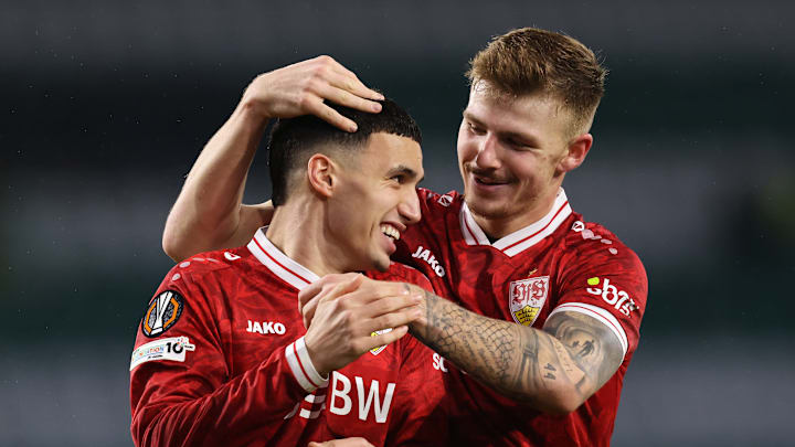 Finn Jeltsch (r.) feiert mit VfB-Kollege Bilal El Khannouss Finn Jeltsch (r.) feiert mit VfB-Kollege Bilal El Khannouss