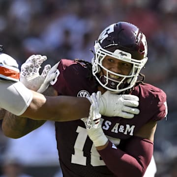 Auburn Tigers offensive lineman Mason Murphy (76) has embraced doing whatever the staff needs this season.