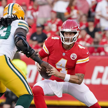 Aug 25, 2022; Kansas City, Missouri, USA; Kansas City Chiefs quarterback Chad Henne (4) scrambles as Green Bay Packers linebacker Jonathan Garvin (53) defends during the first half at GEHA Field at Arrowhead Stadium. Mandatory Credit: Denny Medley-Imagn Images