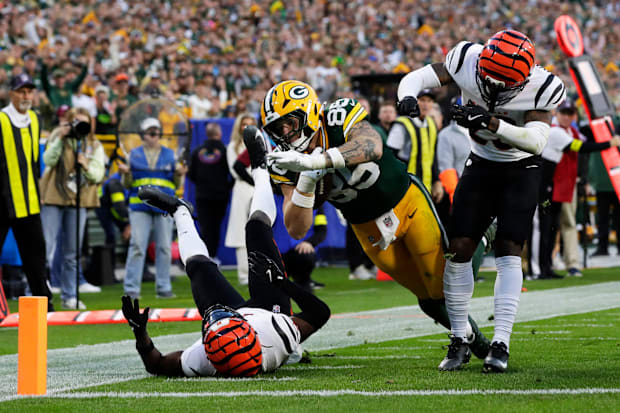 Green Bay Packers tight end Tucker Kraft (85) scores a touchdown during a game against the Cincinnati Bengals.