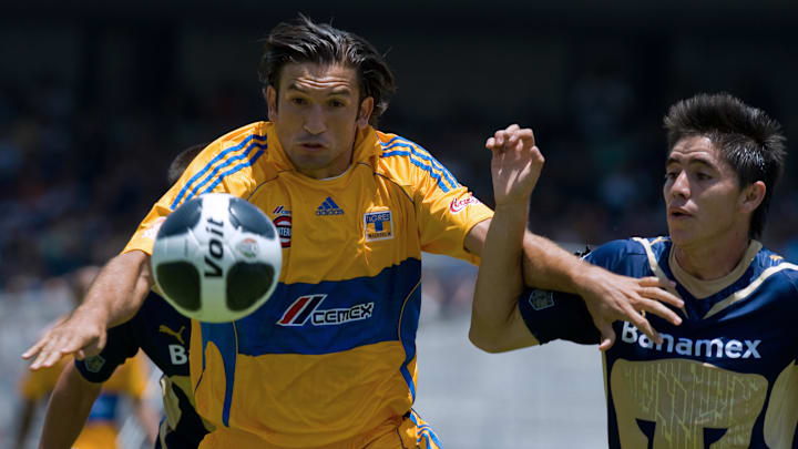 Efrain Velarde (R) of Pumas vies for the