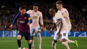 Lionel Messi, Manchester United savunmasının arasında
