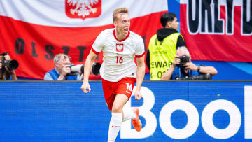 Tête magnifique d'Adam Buksa, 1-0 pour la Pologne