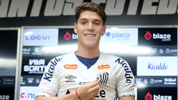 Rollheiser foi apresentado como novo reforço do Santos