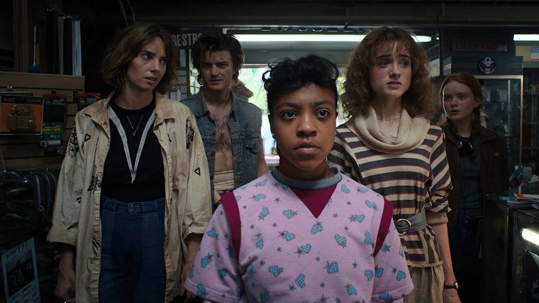STRANGER THINGS. (L to R) Maya Hawke as Robin Buckley, Joe Keery as Steve Harrington, Priah Ferguson as Erica Sinclair, Natalia Dyer as Nancy Wheeler, and Sadie Sink as Max Mayfield in STRANGER THINGS. Cr. Courtesy of Netflix © 2022