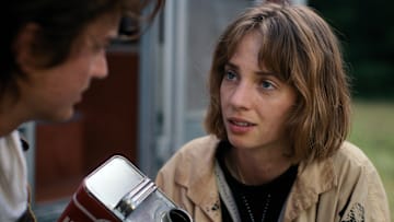 (L to R) Joe Keery as Steve Harrington and Maya Hawke as Robin Buckley in Stranger Things 4