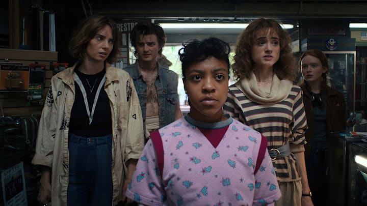 STRANGER THINGS. (L to R) Maya Hawke as Robin Buckley, Joe Keery as Steve Harrington, Priah Ferguson as Erica Sinclair, Natalia Dyer as Nancy Wheeler, and Sadie Sink as Max Mayfield in STRANGER THINGS. Cr. Courtesy of Netflix © 2022