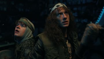 (L to R) Gaten Matarazzo as Dustin Henderson and Joseph Quinn as Eddie Munson in STRANGER THINGS 4.