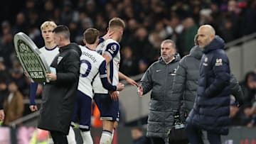 Micky van de Ven is replaced against Chelsea