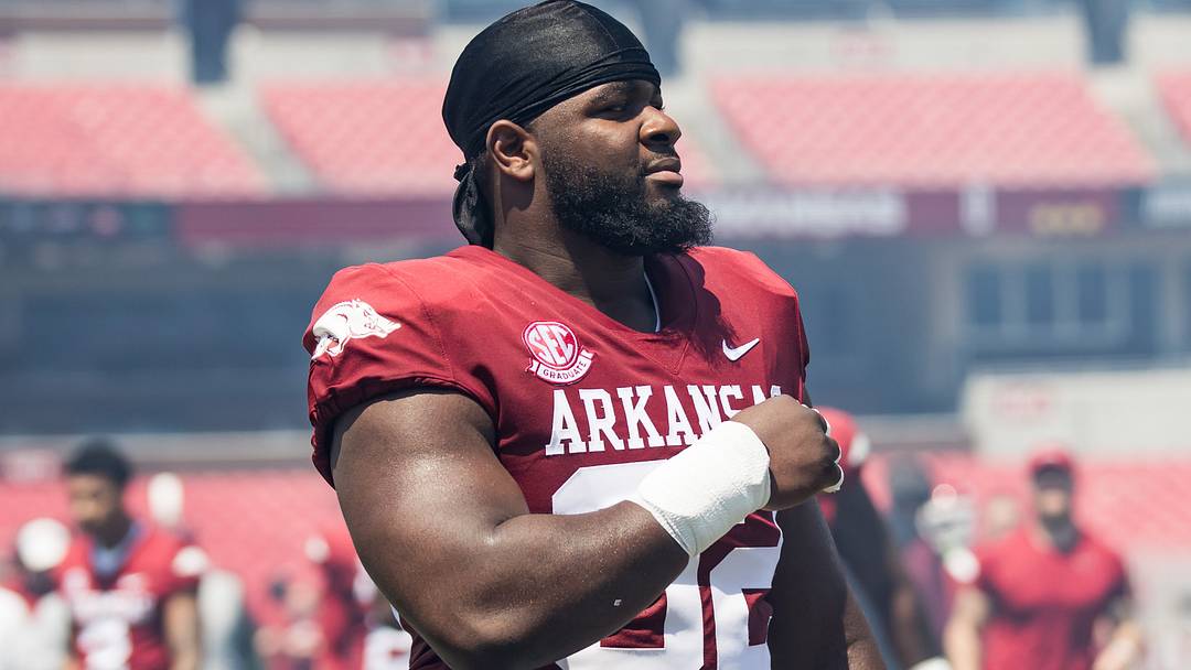 Arkansas Razorbacks defensive lineman David Oke (92) gets ready to play in the spring game at Razorback Stadium. Arkansas Razorbacks defensive lineman David Oke (92) gets ready to play in the spring game at Razorback Stadium.