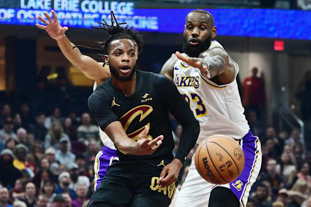 Darius Garland passes the ball 