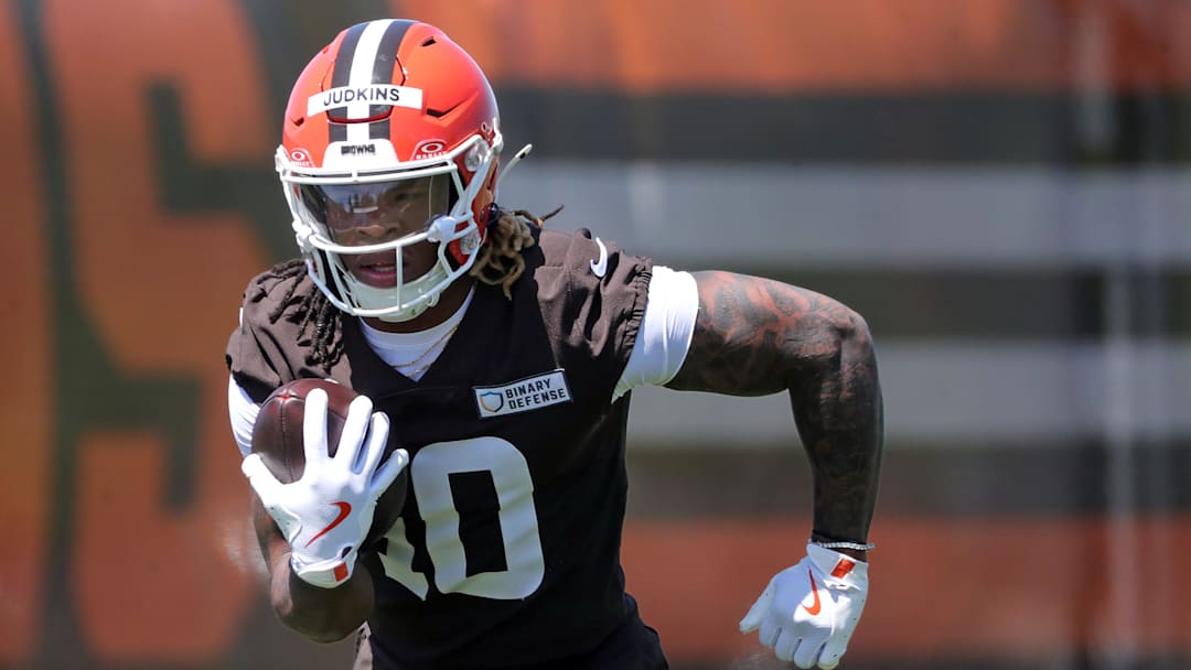 Cleveland Browns running back Quinshon Judkins (10) runs for yards during NFL rookie minicamp at the Cleveland Browns training facility on Friday, May 9, 2025, in Berea, Ohio.